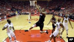 지난 16일 휴스턴의 로케 제럴드가 골든스테이트와의 NBA 2018년 플레이오프 서부컨퍼런스 파이널 2차전에서 골을 넣고 있다. 