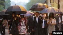 U.S. President Barack Obama tours Old Havana with his family at the start of a three-day visit to Cuba, in Havana, March 20, 2016. 