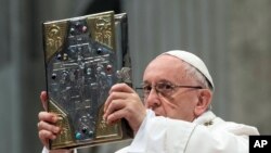 El papa Francico sostiene el evangelio durante la celebración de la misa crismal en la basílica de San Pedro, en el Vaticano, el jueves, 29 de marzo, de 2018.