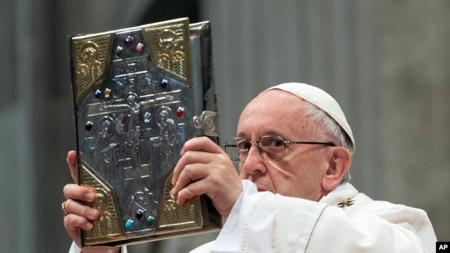 El papa Francico sostiene el evangelio durante la celebración de la misa crismal en la basílica de San Pedro, en el Vaticano, el jueves, 29 de marzo, de 2018.