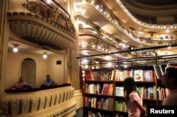 Para pengunjung toko buku El Ateneo Grand Splendid di Buenos Aires, Argentina, 9 Januari 2019. (Foto: Reuters)