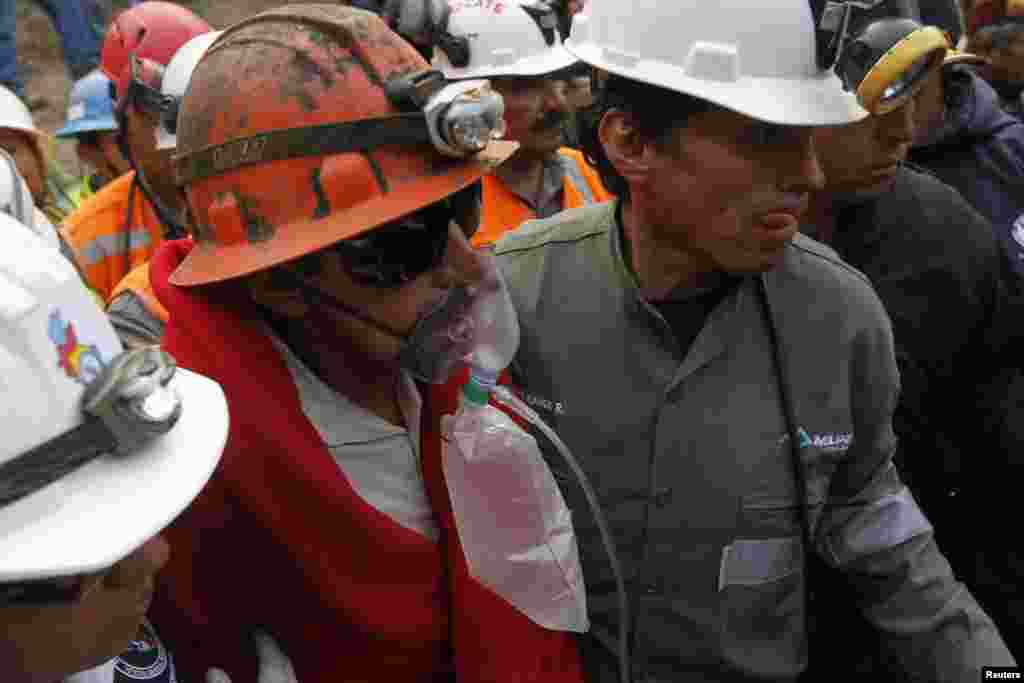 Los nueve mineros están vivos pero cuatro de ellos presentaron problemas estomacales desde el martes.