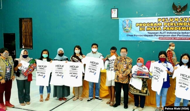 Sejumlah anak mendapatkan bantuan hygine kit for kid dan permainan edukatif di Surabaya, Jawa Timur, 19 Mei 2020. (Foto: Petrus Riski/VOA)