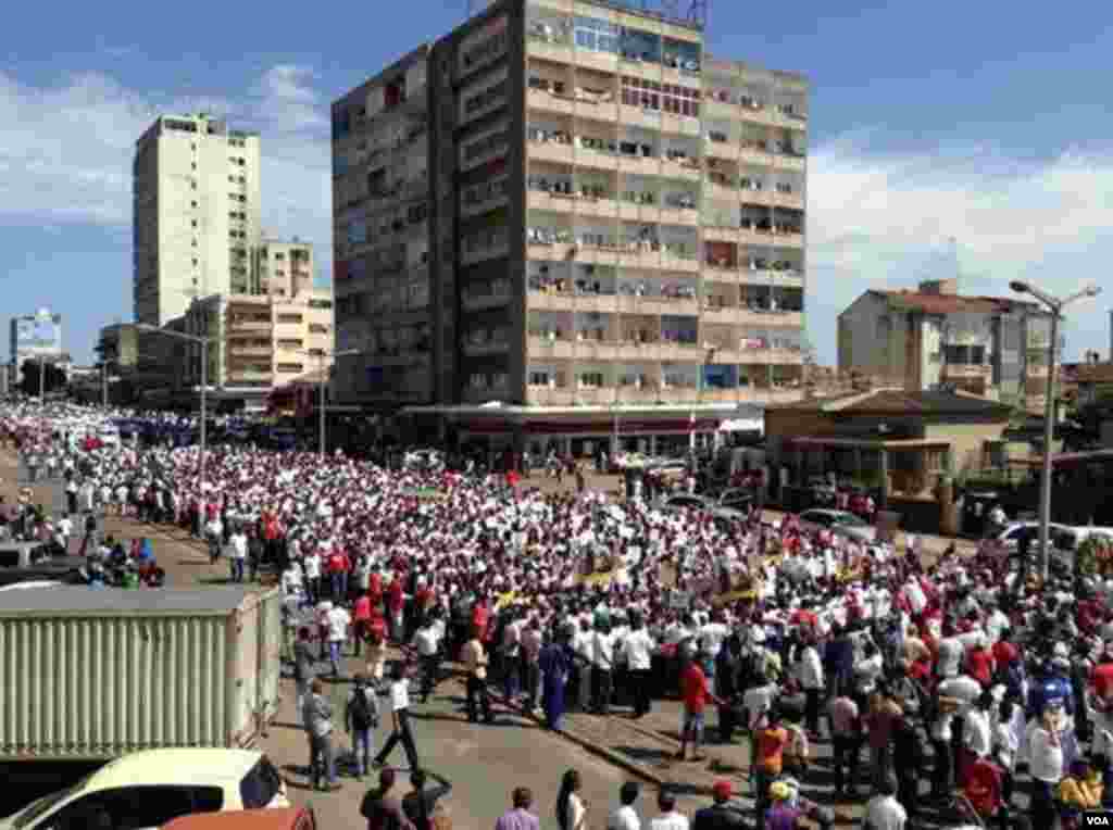 Manifestação em Maputo, capital de Moçambique a favor da paz e contra os raptos, 31 de Outubro, 2013.