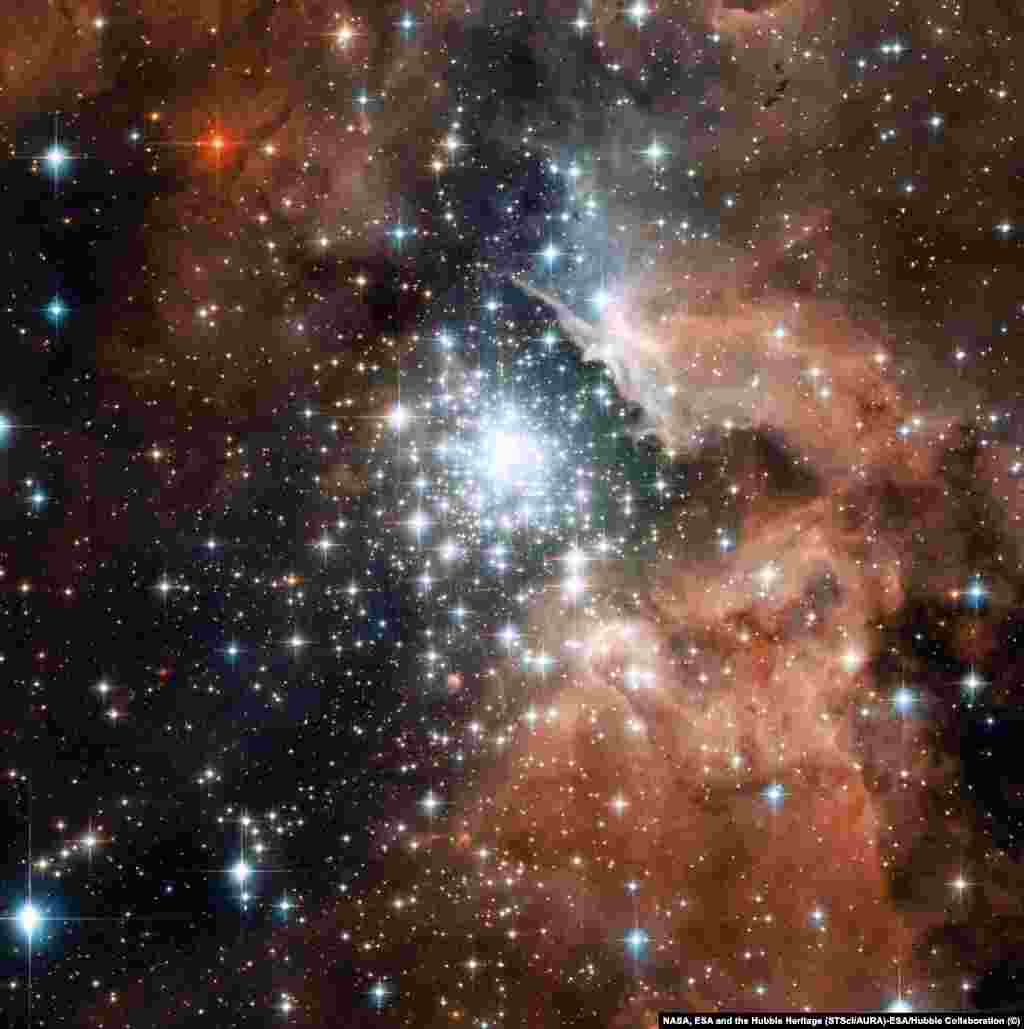 На снимке &ndash; рассеянное звездное скопление NGC 3603 в созвездии Киль, одна из крупнейших областей звездообразования в галактике Млечный путь. На фото четко различимы области межзвездного газа и пыли колоссальных размеров, окружающие регион с большой концентрацией массивных звезд (в центре снимка).&nbsp;
