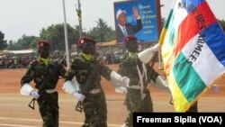 Parade militaire des FACA à Bangui en décembre 2016. (VOA/Freeman Sipila)