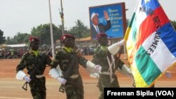 Des soldats centrafricains lors d'une parade militaire à Bangui en décembre 2016.