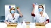 Arhiva - Zdravstvene radnice proveravaju doze vakcine protiv Kovida 19 proizvođača Fajzer-BajoNTek, u bolnici u Leuvenu, Belgija, 27. decembrae 2020.