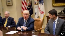 Tư liệu - Tổng thống Donald Trump, cùng với Lãnh đạo Khối Đa số Thượng viện Mitch McConnell (trái) và Chủ tịch Hạ Viện Paul Ryan (phải), phát biểu trong một cuộc họp các nhà lãnh đạo quốc hội tại Nhà Trắng, Washington, ngày 6 tháng 6, 2017.