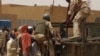 Des militaires maliens transportent une victime d'une attaque dans la région de Gao, Mali, 1er juillet 2018. (VOA/ Sidi Elhabib Maiga)