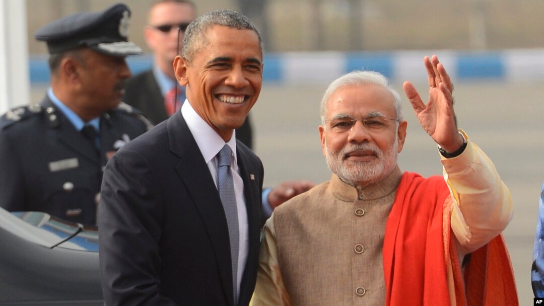 U.S. President Barack Obama, left, shakes hand with Indian Prime Minister Narendra Modi upon arrival at the Palam Air Force Station in New Delhi,Jan. 25, 2015.