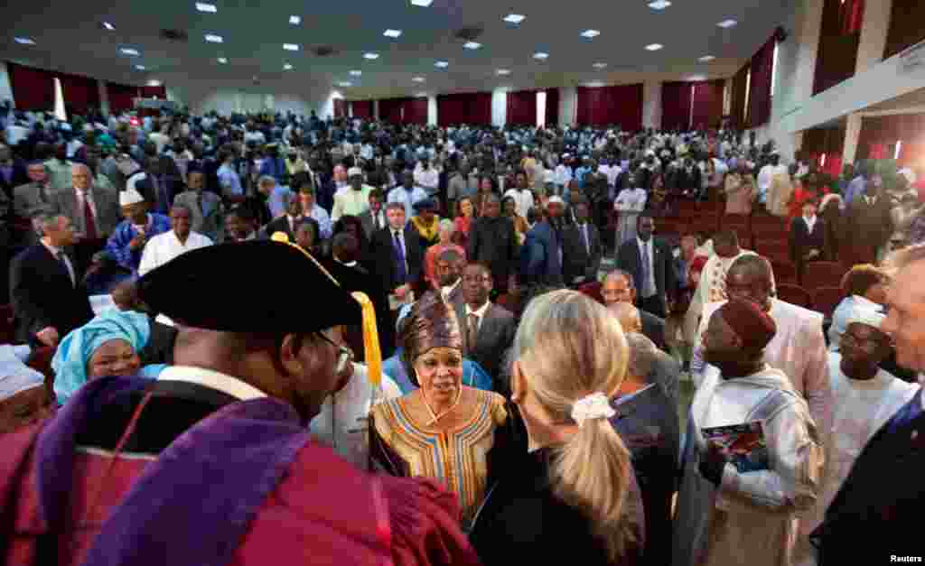 Hillary Clinton, saudada pela assistência, após um discurso na Universidade de Dacar em que exortou África a empenhar-se na democracia.
