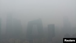 霧霾來襲北京居民盼藍天.
