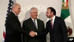 Secretario de Seguridad Nacional, John Kelly, izq, saluda al secretario de Relaciones Exteriores de México, Luis Videgaray, luego de ofrecer una conferencia conjunta en México. Al centro aparece el secretario de Estado, Rex Tillerson.