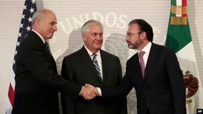 Secretario de Seguridad Nacional, John Kelly, izq, saluda al secretario de Relaciones Exteriores de México, Luis Videgaray, luego de ofrecer una conferencia conjunta en México. Al centro aparece el secretario de Estado, Rex Tillerson.