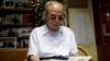 炎黄春秋杂志社社长，92岁的杜导正接受采访的时候翻阅炎黄春秋杂志（2016年7月19日）
