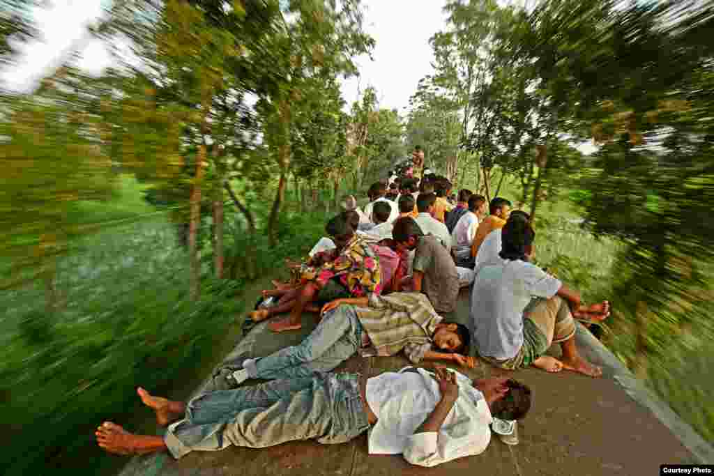 Mỗi ng&agrave;y nhiều người liều mạng nằm ngồi tr&ecirc;n mui xe lửa để đỡ tốn tiền tại Bangladesh. (Ảnh dự thi VOA Photo Contest của Sumon Yusuf)