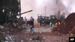 Tentara pemberontak Suriah mengambil posisi di Anadan, 16 kilometer dari kota Aleppo, sementara pertempuran terus berlangsung (30/7).