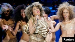U.S. singer Tina Turner (C) performs on stage together with four dancers during a concert of her European Tour 2009 in Zurich February 15, 2009.