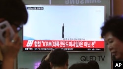 首尔民众在地铁电视上观看朝鲜发射弹道导弹的新闻视频。（2017年5月21日）