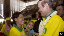 Human Rights Party President Kem Sokha, right, greets a party member as he attends the new party's congress in Phnom Penh, file photo. 