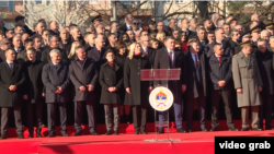 Zvanice posmatraju svečani defile organizovan povodom Dana Republike Srpske, u Banjaluci, Bosna i Hercegovina, 9. januara 2020.