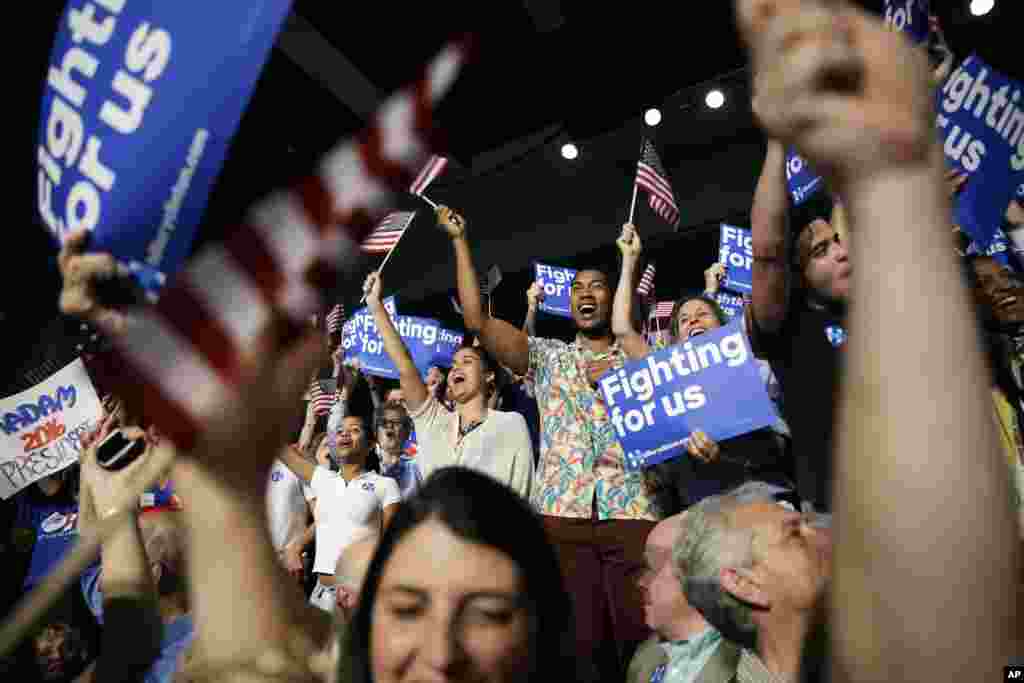 حامیان هیلاری کلینتون در فلوریدا، از پیروزی او خوشحال اند.