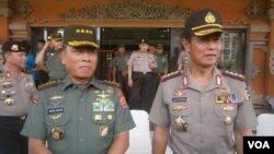 Kapolri Jenderal Polisi Sutarman (kanan) bersama Panglima TNI Jenderal TNI Moeldoko. (VOA/Muliarta)