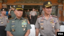 Kapolri Jenderal Polisi Sutarman (kanan) bersama Panglima TNI Jenderal TNI Moeldoko. Sutarman akan segera memasuki masa pensiun dan akan diganti. (VOA/Muliarta)