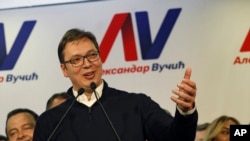 PM Serbia dan kandidat presiden, Aleksander Vucic berbicara dalam konferensi pers setelah mengklaim kemenangan dalam pemilihan presiden di Beograd, Serbia tanggal 2 April 2007 (foto: AP Photo/Darko Vojinovic)