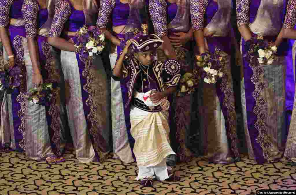 Mtoto wa kiume moja wapo ya watoto 20 walowashindikiza Nisansala and Nalin walipovunja rekodi ya Guinness huko Negombo Novemba 8, 2013.