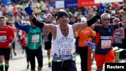 Al concluir el Maratón de Nueva York, un competidor rinde tributo al Maratón de Boston, tras el mortal atentado terrorista.