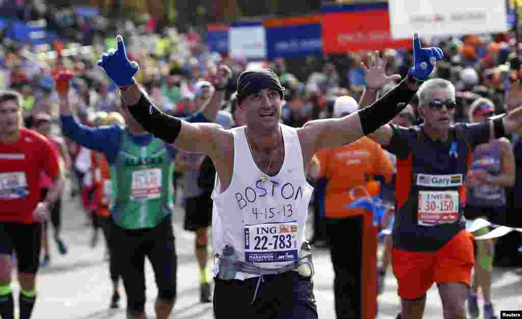 Seorang pelari memberikan penghormatan pada Maraton Boston lewat tulisan di kaosnya. (Reuters/Mike Segar)