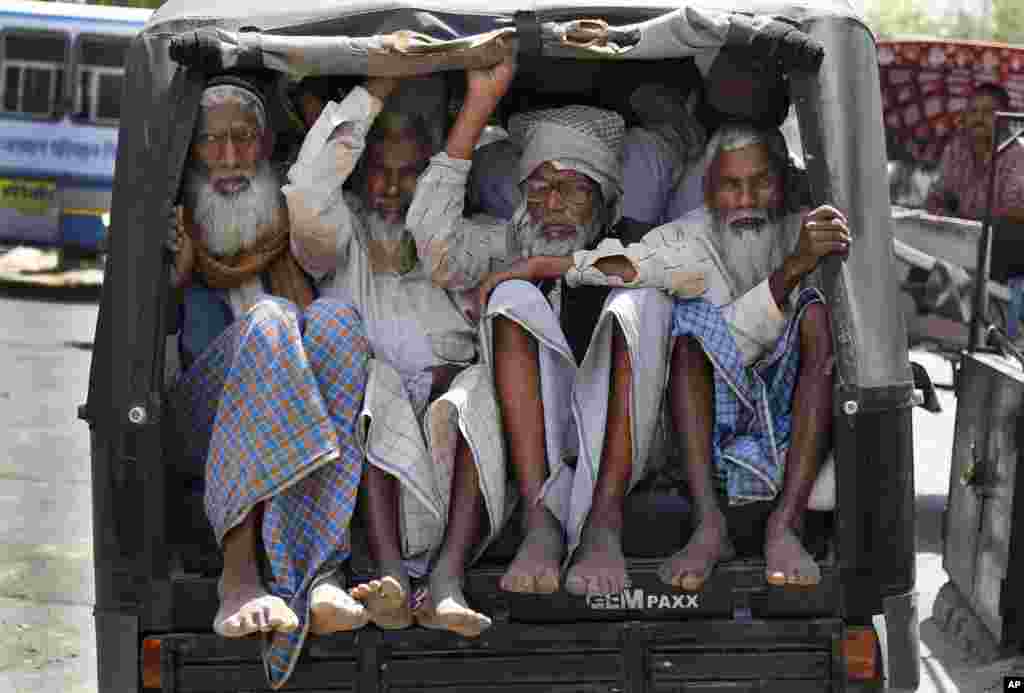 인도 아즈메르 지방에서 열린 이슬람 축제에 참가하기 위해 남성들이 화물차 짐칸에 앉아 이동하고 있다.