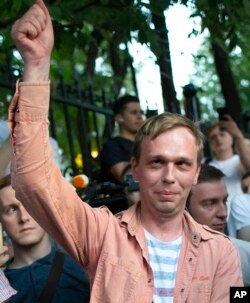 Prominent Russian investigative journalist Ivan Golunov, greets colleagues and his supporters as he leaves a Investigative Committee building in Moscow, June 11, 2019.