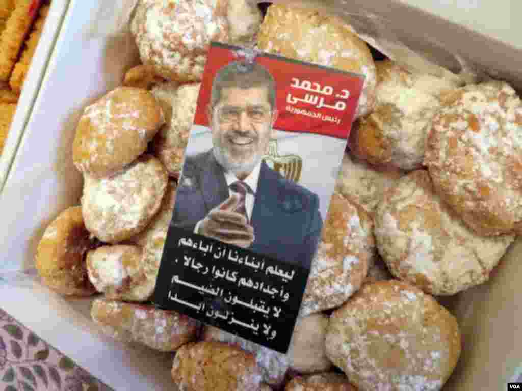 Protesters say they are making these Ramadan sweets, known as &#39;kaka&#39;, in honor of ousted President Mohamed Morsi who they want reinstated. (Heather Murdock for VOA)