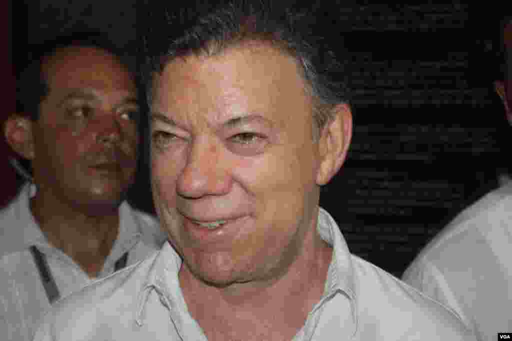 El presidente de Colombia, Juan Manuel Santos, habla con los periodistas en Cartagena.