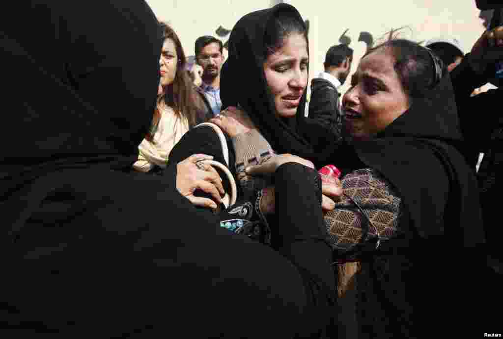 Relatives of a female polio vaccination worker, who was killed by gunmen, mourn outside a morgue in the Jinnah Post Graduate Medical Center in Karachi, Jan. 21, 2014. 