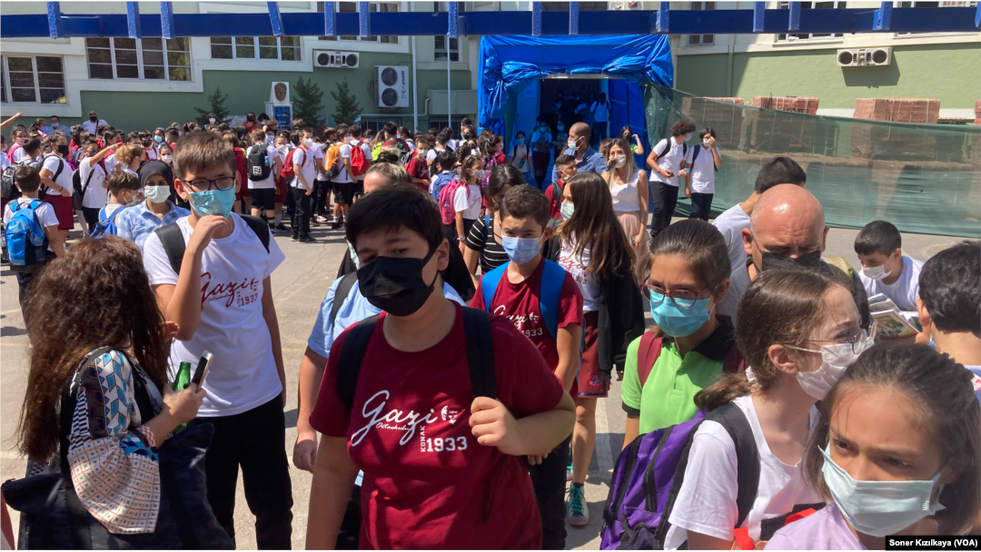 okulun ilk gununde mutluluk ve kaygi birlikte