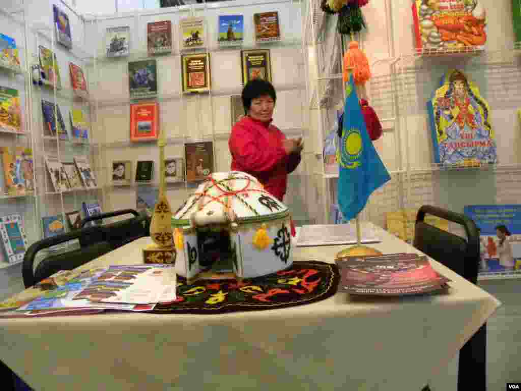 Книгу – в каждую юрту. Павильон Казахстана