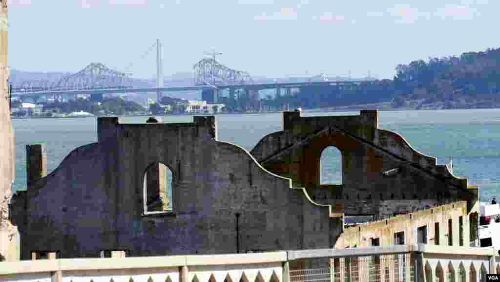 从岛上建筑残骸远眺海湾大桥（美国之音国符拍摄）