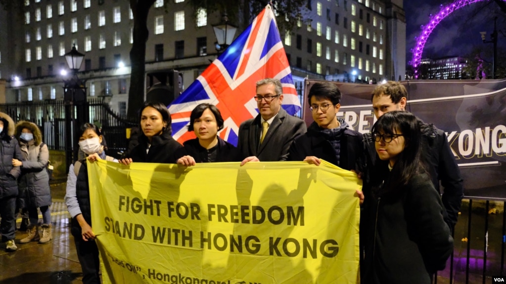 支持修订BNO签证的团体星期一在英国首相府对面空地集会，约有百多人参与 （美国之音郑乐捷）(photo:VOA)