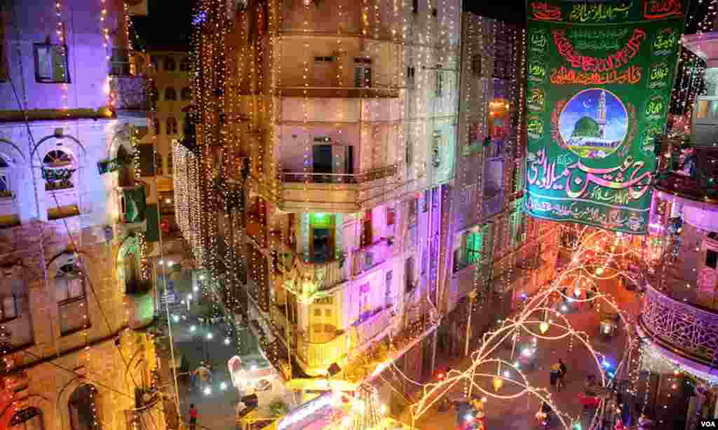 چھاگلہ اسٹریٹ کھارادر کی عمارتوں پر دلفریب چراغاں کا ایک منظر