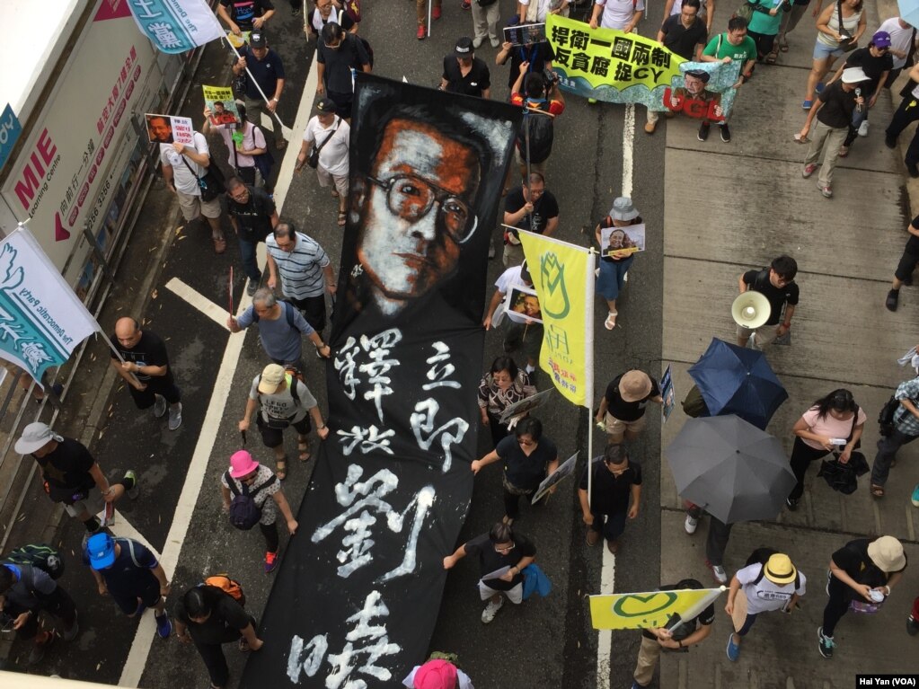 数以万计港人七一大游行捍卫一国两制(美国之音海彦拍摄)