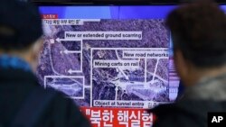 Wananchi wa Korea Kusini wanaangalia televisheni inayoonyesha picha za satellite za kituo cha nyuklia cha Korea Kaskazini