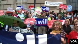 A coalition of environmental groups rally at US Environmental Protection Agency headquarters for stricter rules on limiting carbon pollution from coal-fired power plants. (A. Greenbaum/VOA)