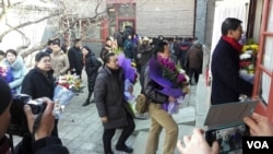 2016年1月17日獻花者相繼走進靈堂紀念趙紫陽逝世周年紀念日資料照。
