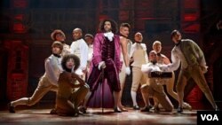 Cast members of "Hamilton" on stage, The Richard Rodgers Theatre, Manhattan, New York. (VOA/Joan Marcus)
