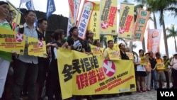 香港「全民拒絕假普選運動」在尖沙咀鐘樓舉行「真落區」行動啟動儀式。(美國之音湯惠芸拍攝)