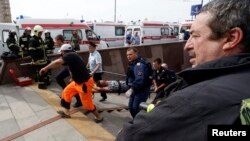 Ekipe hitne pomoći nose povređene u nesreći u podzemnoj železnici u Moskvi